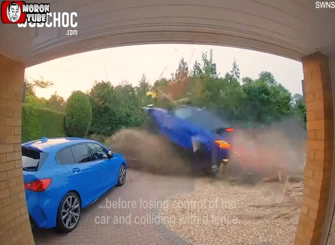 Video :During a police pursuit, a car thief destroys a Range Rover